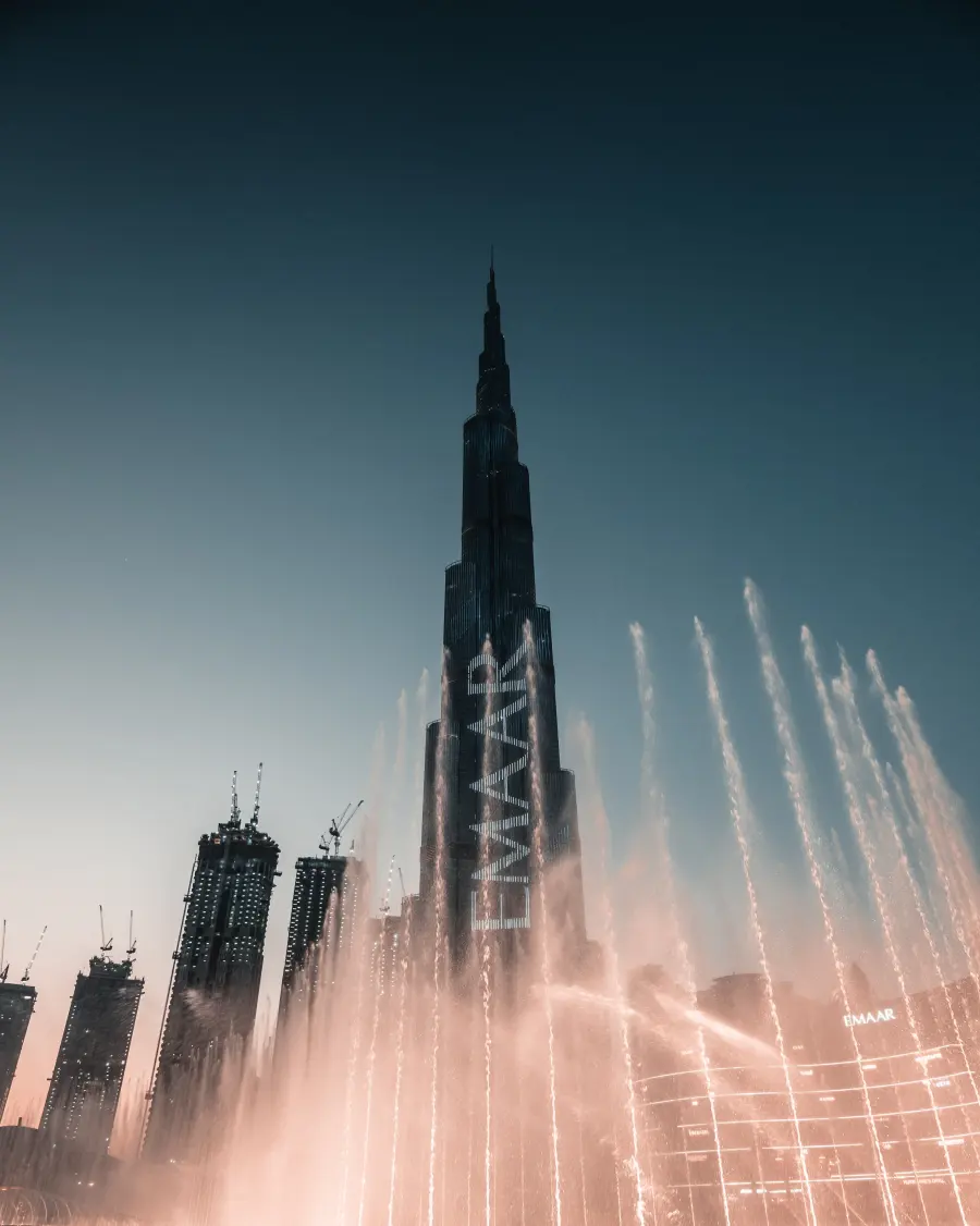 Gabriel diante de uma arcada de pedra em Dubai